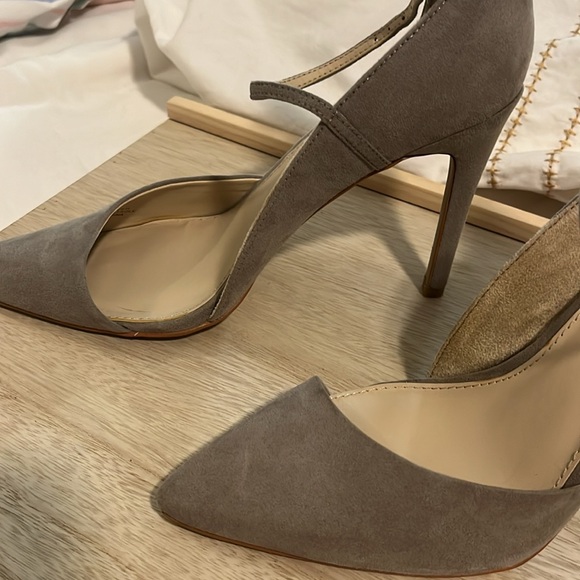 MIA Gray Heels.   Suede Size 7 Med Stunning Worn once - Picture 3 of 6